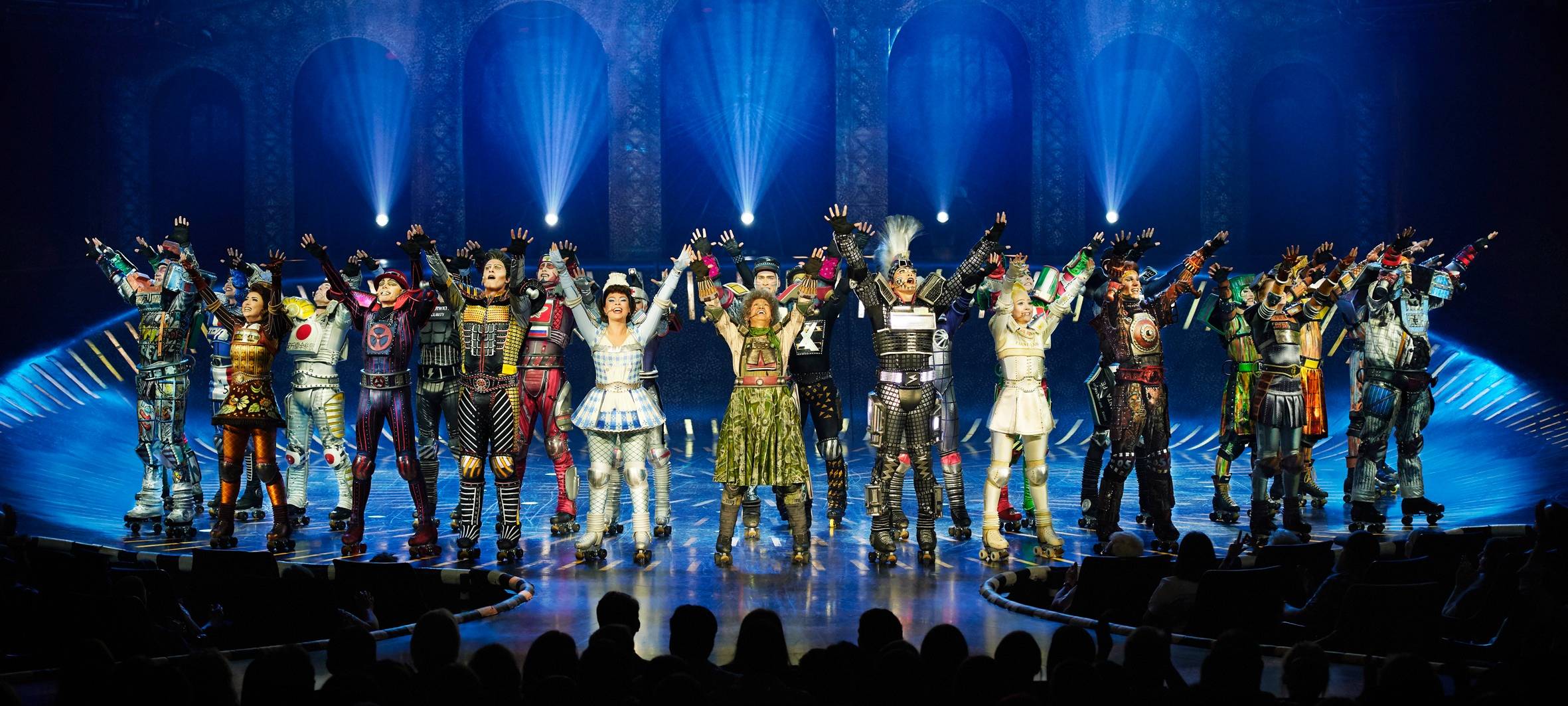 Die Darsteller:innen von Starlight Express auf der Bühne.