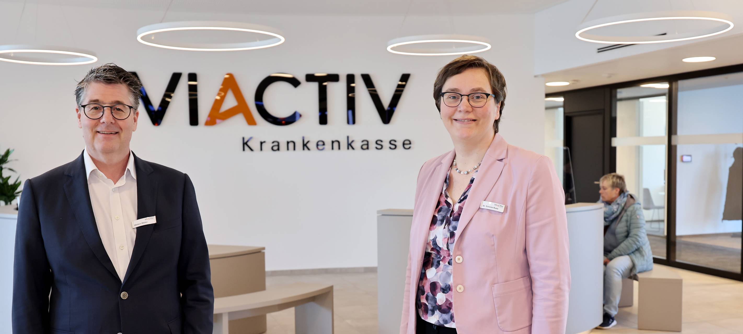 Dr. Simone Kunz, Vorstand Viactiv und Markus Müller, Vorstandsvorsitzender posieren im neuen VIACTIV Campus