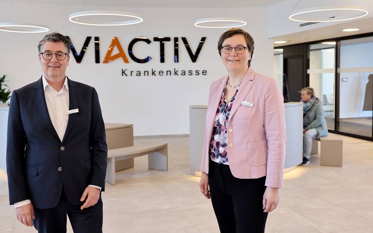 Dr. Simone Kunz, Vorstand Viactiv und Markus Müller, Vorstandsvorsitzender posieren im neuen VIACTIV Campus
