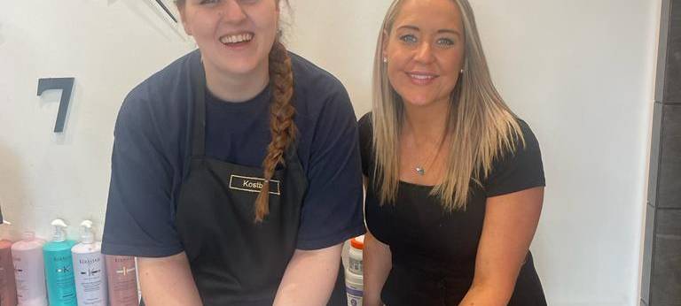 Kira hilft beim Friseur Kostbar