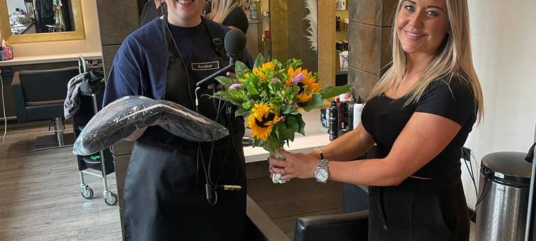 Kira hilft beim Friseur Kostbar