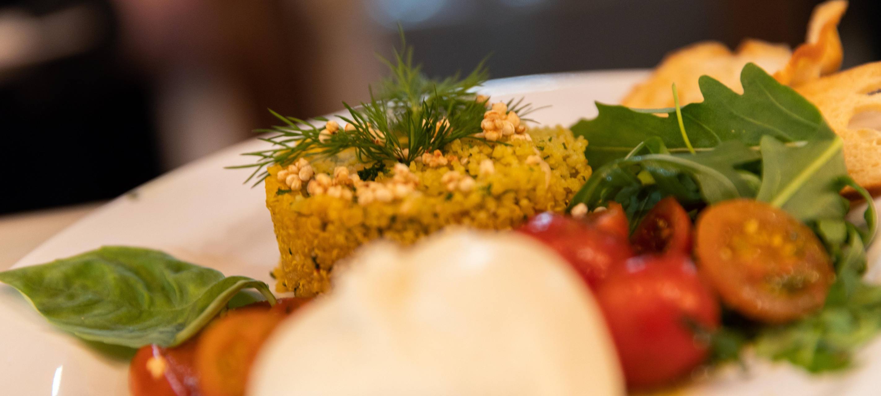 Teller mit exotischem Gericht.