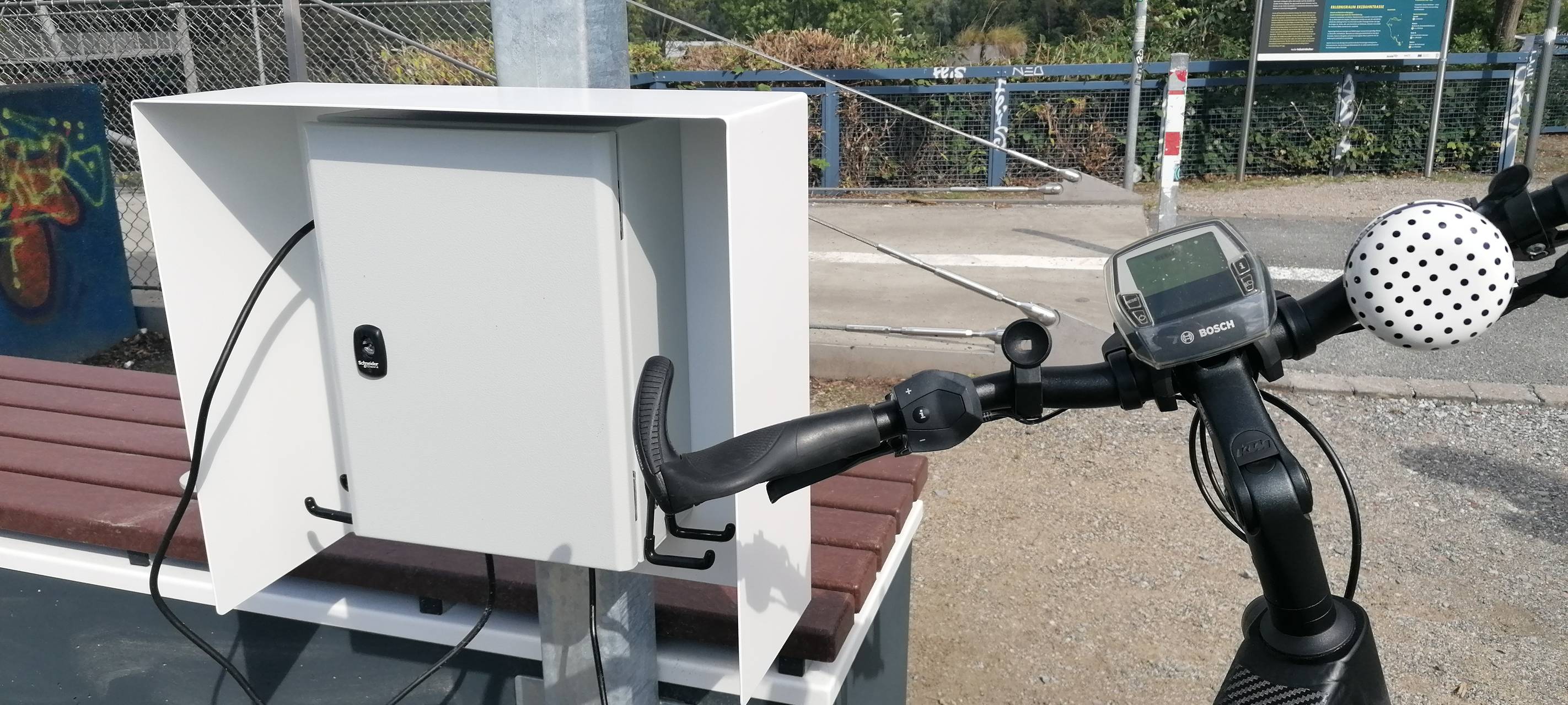 eBike Ladestation an der smarten Sitzbank im Westpark