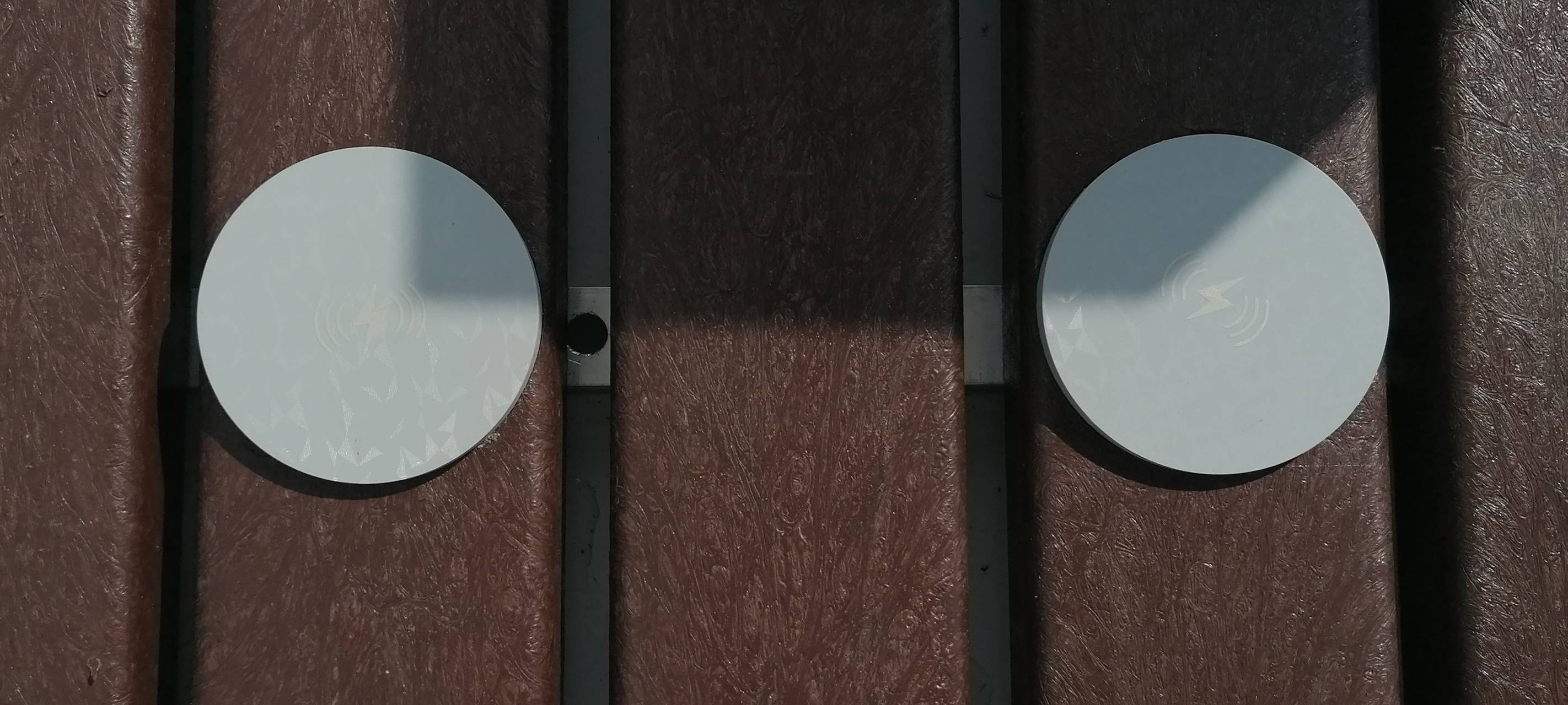 Docking Station zum Aufladen von Handys auf der Smarten Sitzbank im Westpark