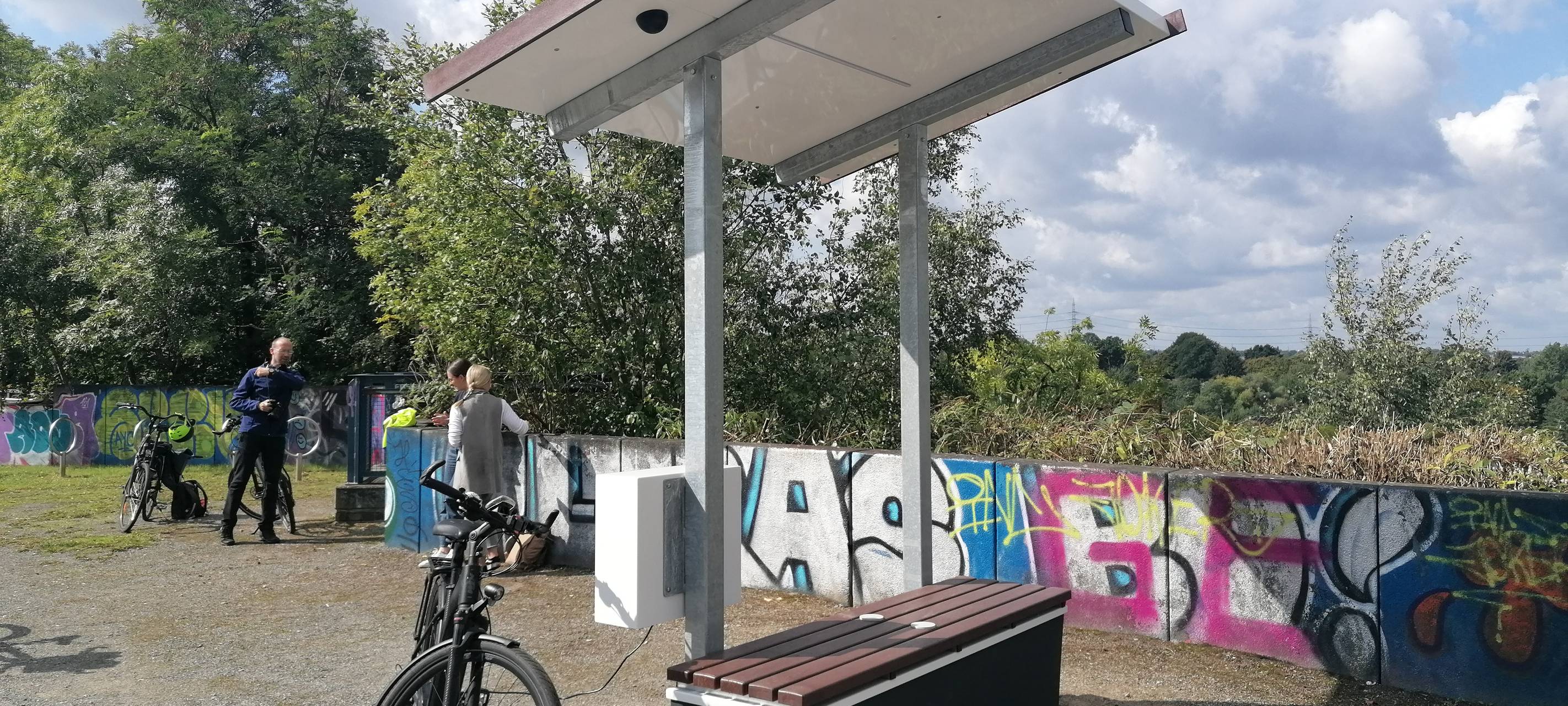 Weitwinkelaufnahme der smarten Sitzbank im Westpark