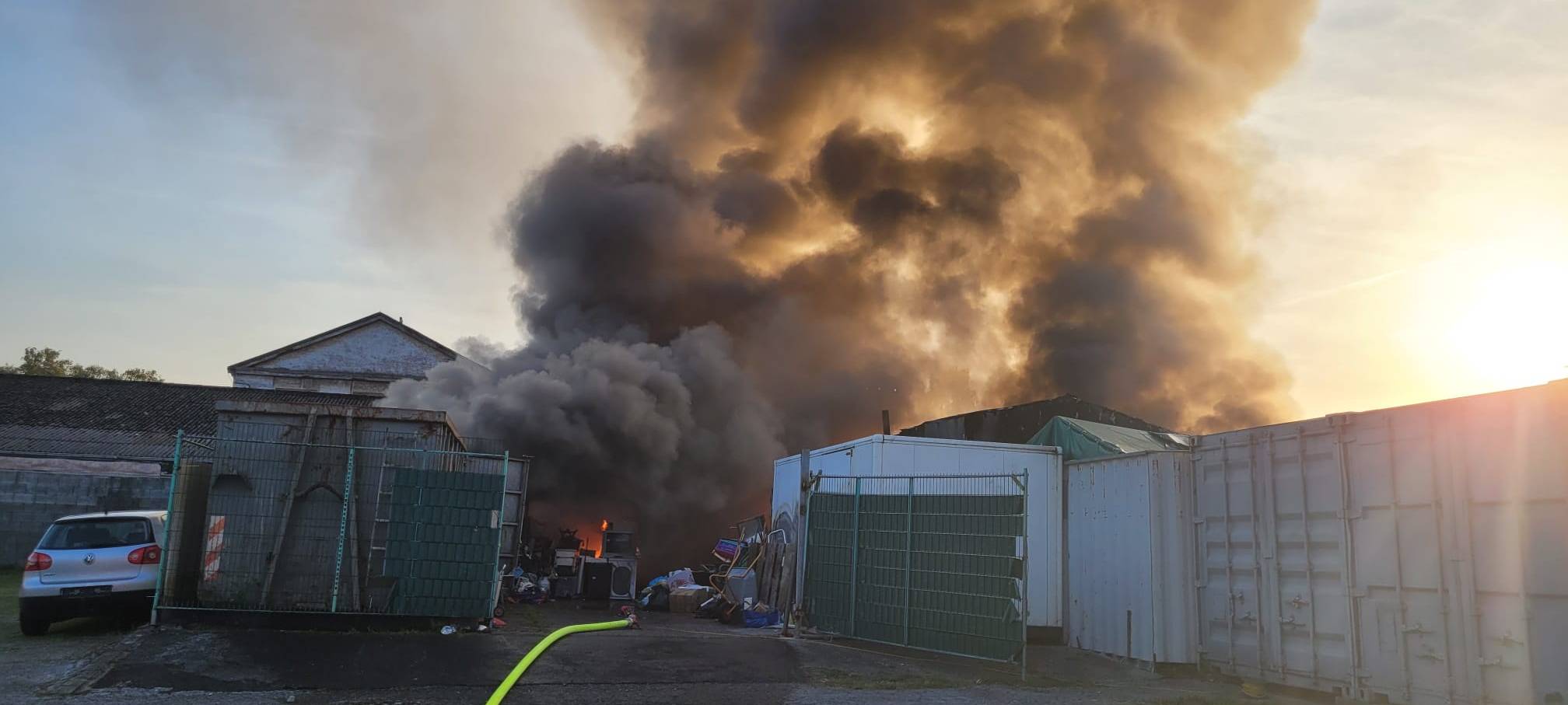 Großbrand in Lagerhalle in Bochum-Hiltrop.