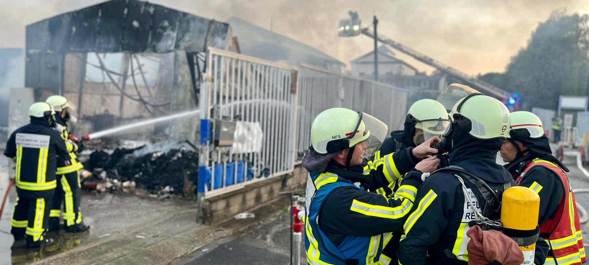 Großbrand in Bochumer Lagerhalle