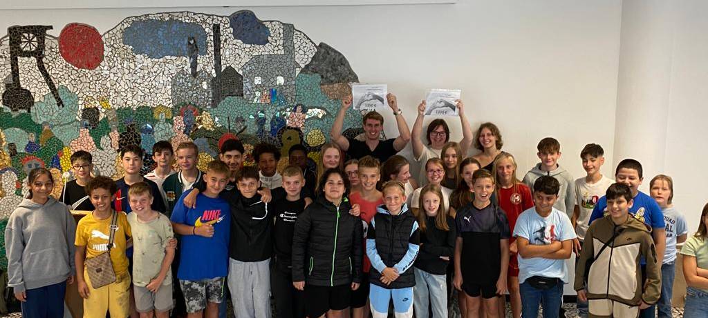 Die Klasse 7a der Pestalozzi-Realschule in Bochum-Wattenscheid übergab die Summe symbolisch an den Vertreter des Kinderhospizdienst Regenbogen und die Vertreterin von Radio Bochum.