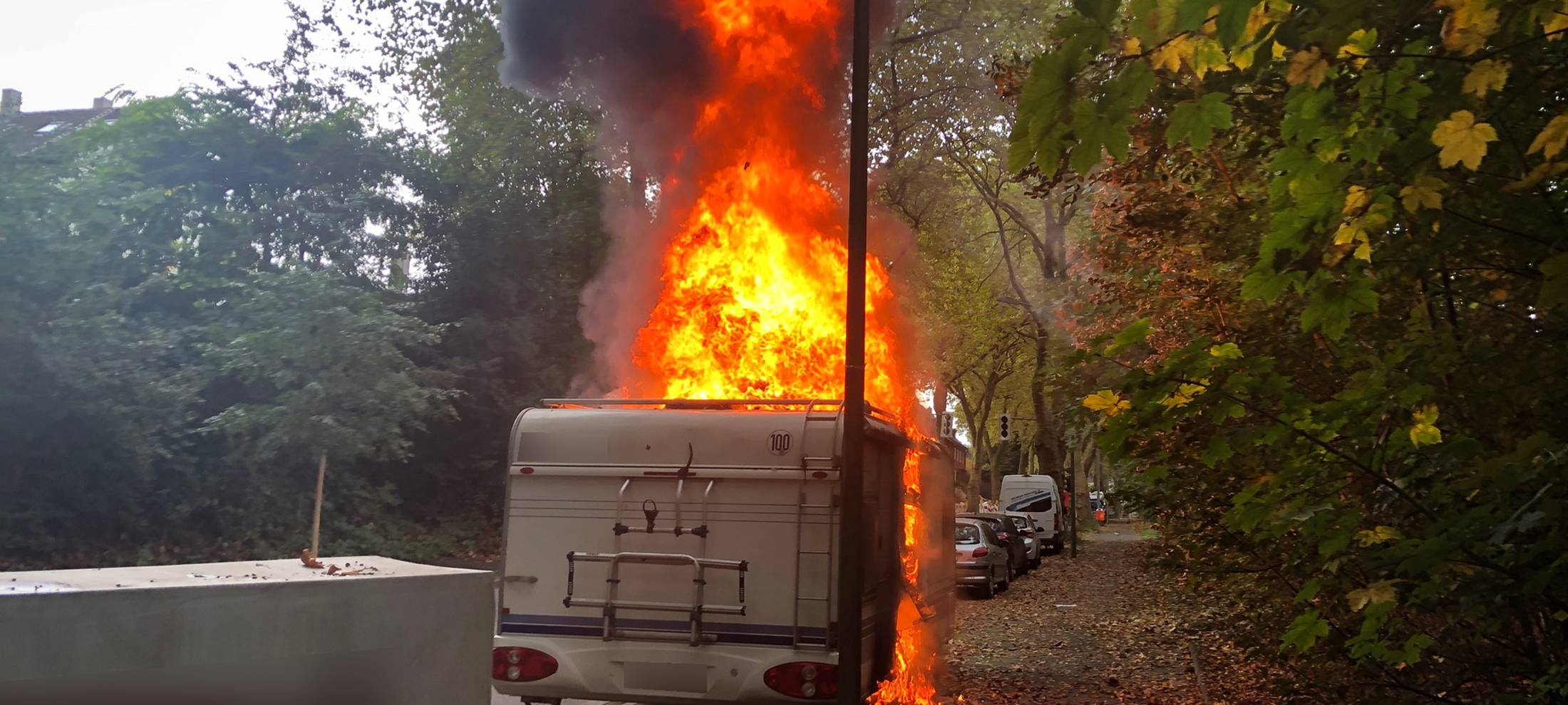 Ein brennender Wohnwagen steht am Mittwochvormittag (25.10.23) auf der Josephinenstraße in der Nähe vom Lenneplatz in Grumme.
