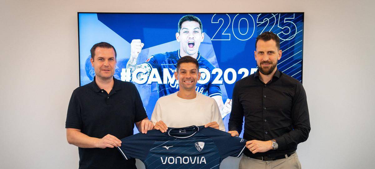 Marc Lettau, Christian Gamboa und Patrick Fabian bei der Vertragsverlängerung des VfL Bochum-Profis.