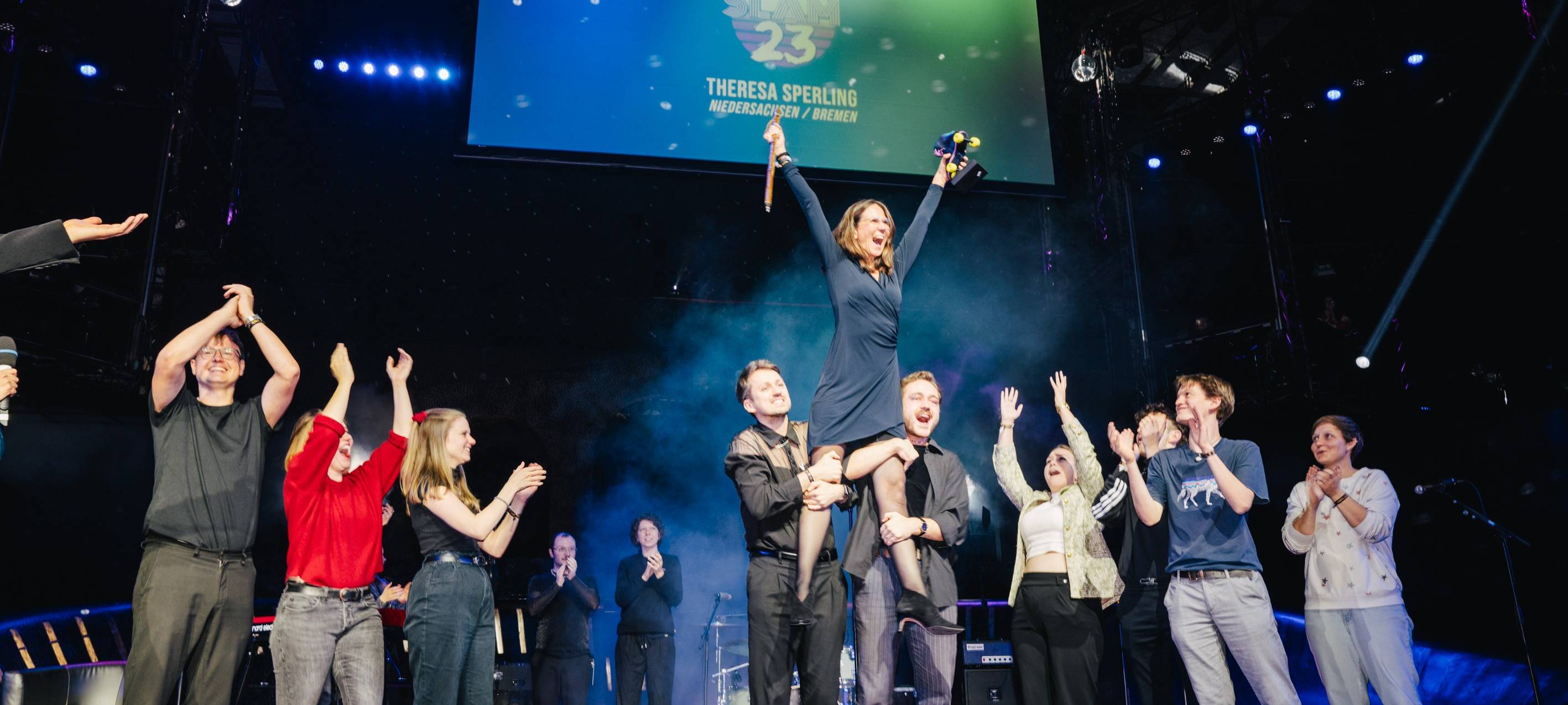 Finalisten feiern Gewinnerin Theresa Sperling