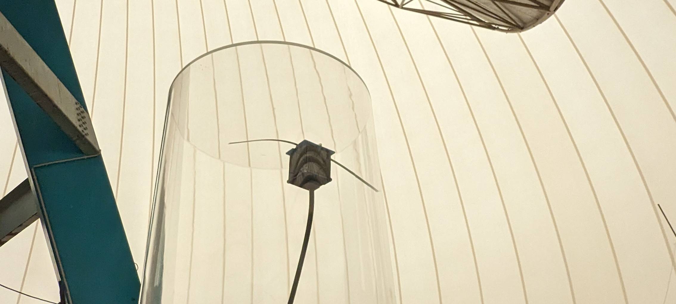 Kleiner Satellit vor der großen Satellitenschüssel in der Sternwarte Bochum