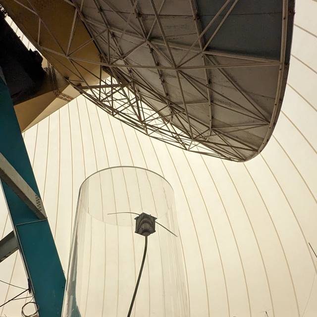Kleiner Satellit vor der großen Satellitenschüssel in der Sternwarte Bochum