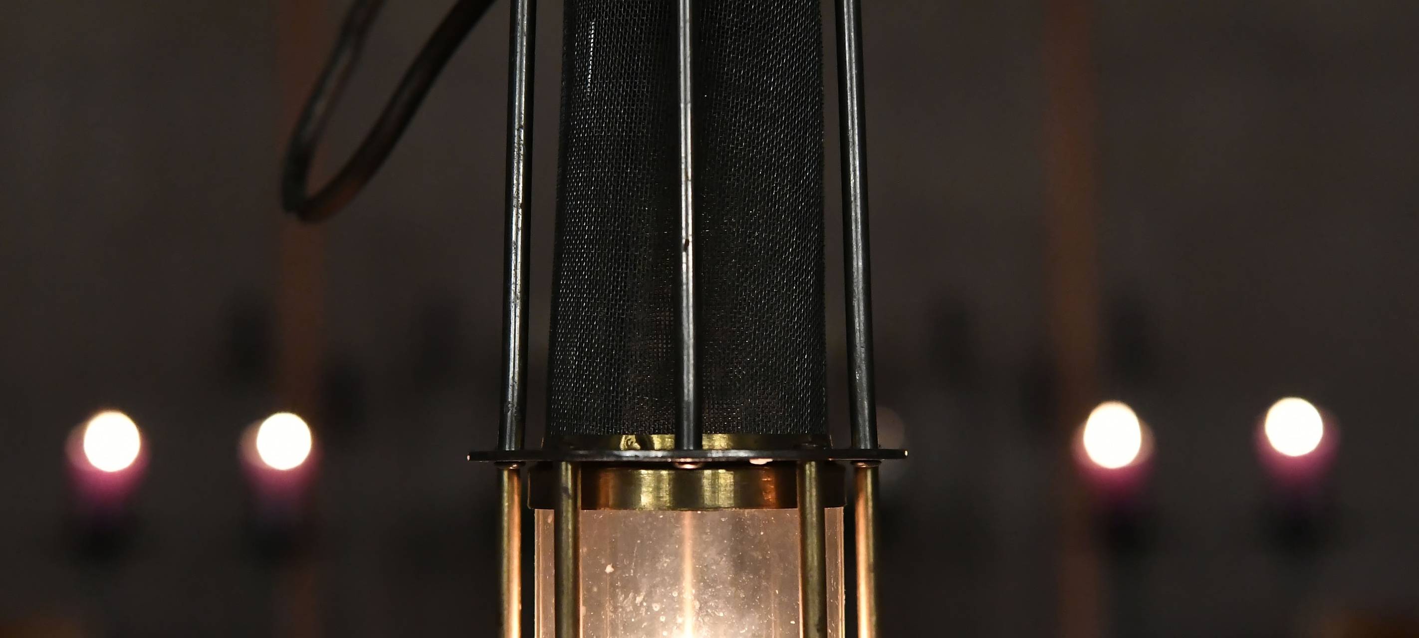 Friedenslicht aus Betlehem in einer Grubenlampe auf dem Altar der St. Meinolphus-Kirche, Bochum