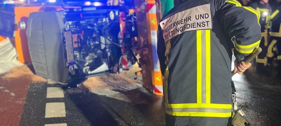 Feuerwehr Bochum: Streufahrzeug umgekippt