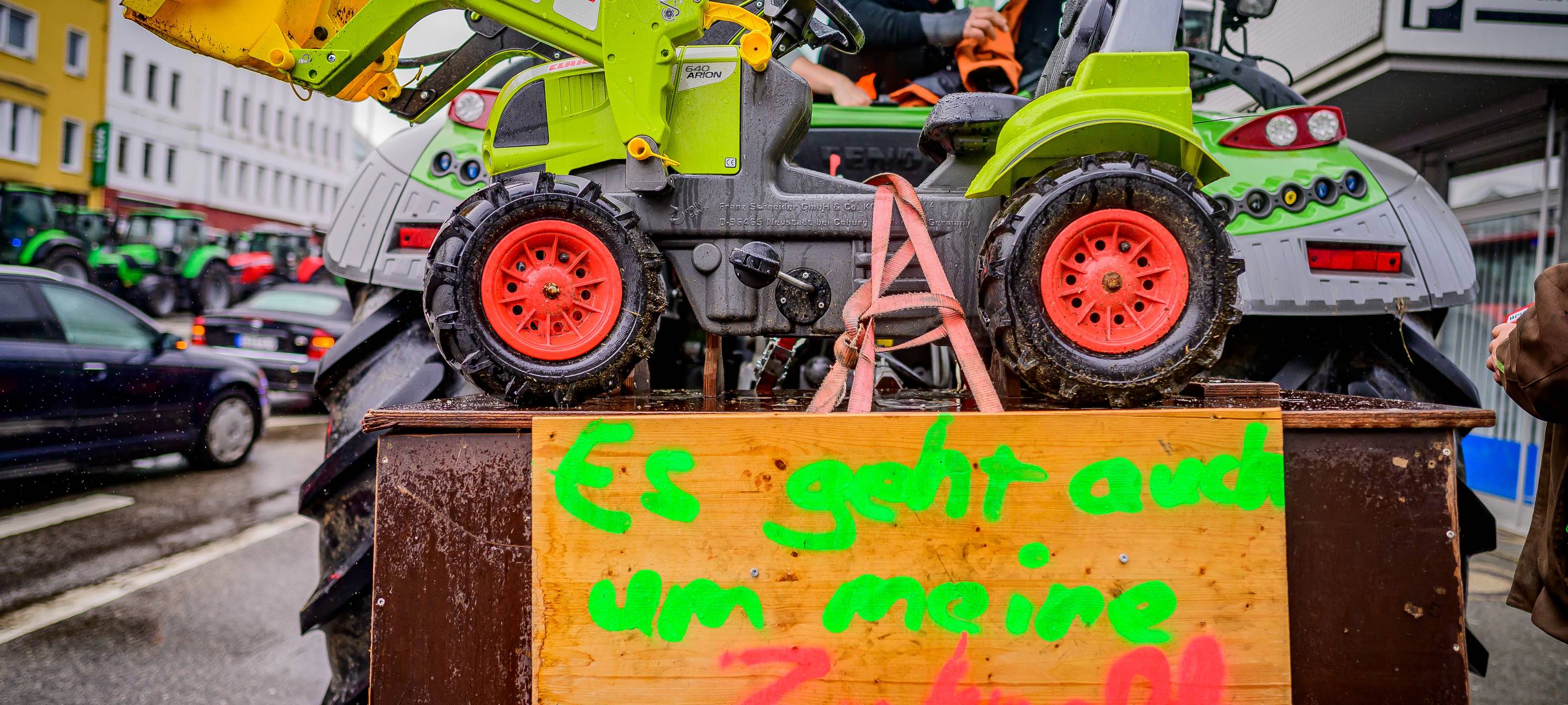 Landwirte protestieren: Traktoren fahren durch Bochum