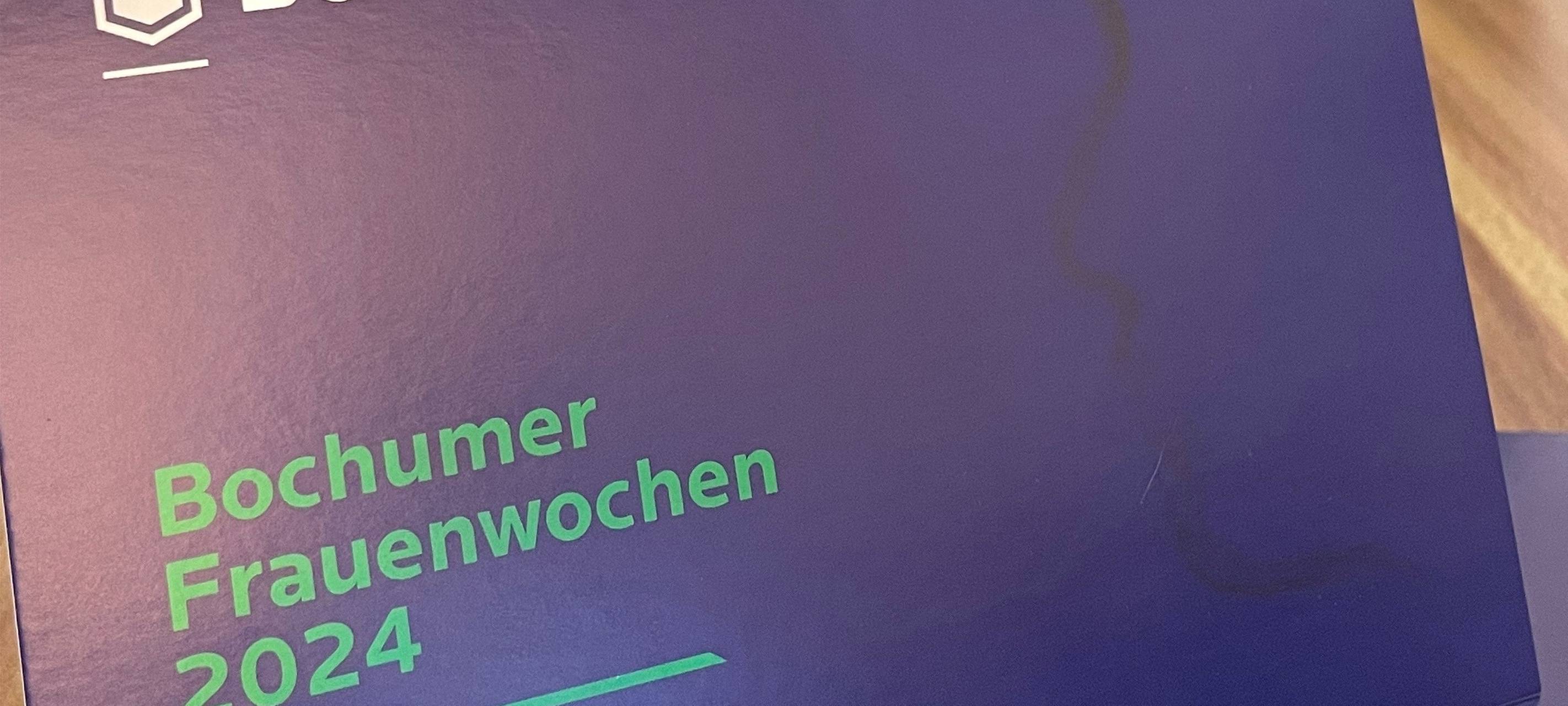 Postkarte mit der Aufschrift Bochumer Frauenwochen 2024 Jetzt sind wir Frauen am Ball
