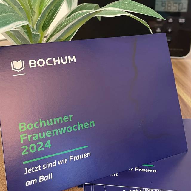 Postkarte mit der Aufschrift Bochumer Frauenwochen 2024 Jetzt sind wir Frauen am Ball