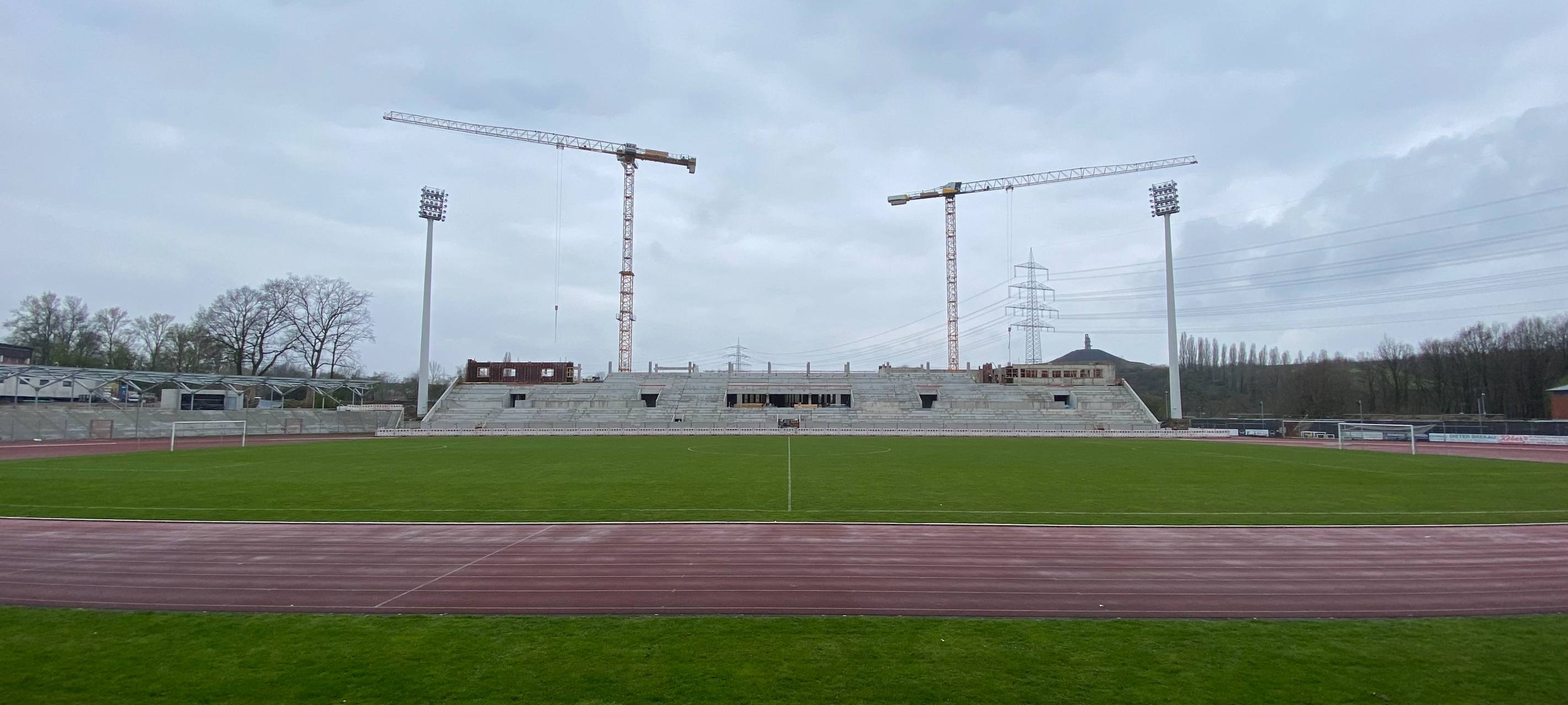 Die Westtribüne im Lohrheide-Stadion nimmt Gestalt an.