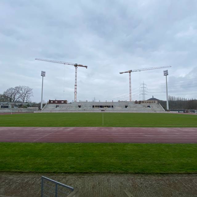 Die Westtribüne im Lohrheide-Stadion nimmt Gestalt an. 