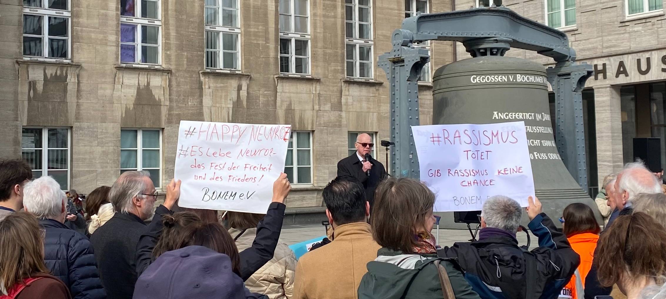 Brandmauer gegen Extremismus und Rassismus am Rathaus