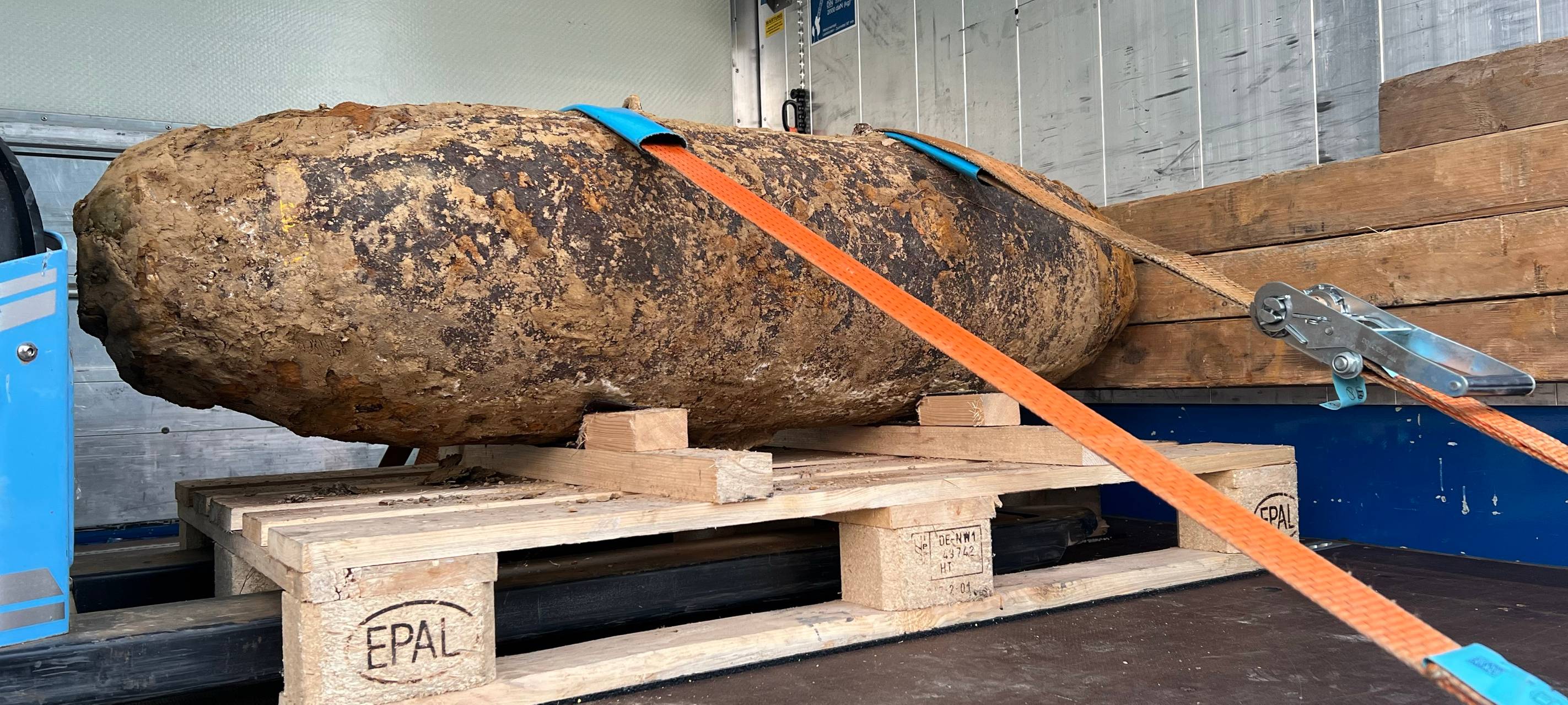 Die 500kg-Fliegerbombe, nachdem sie entschärft worden ist