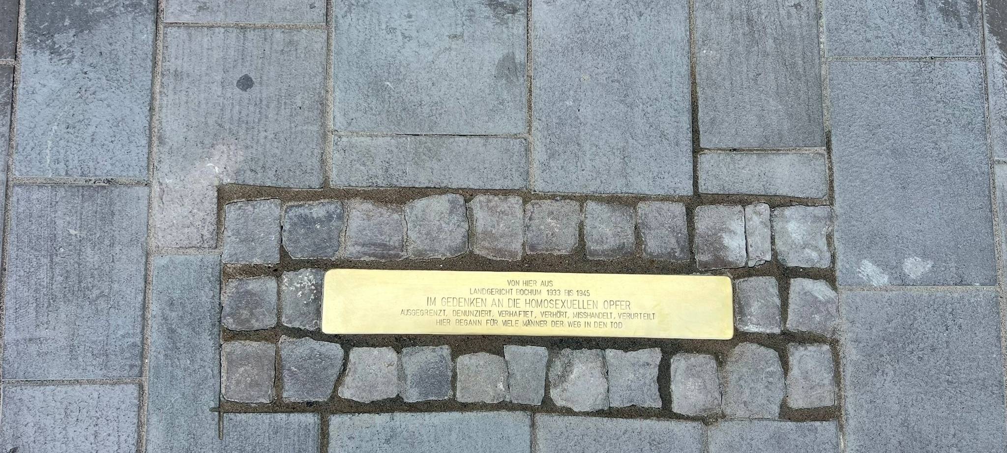 Stolperschwelle erinnert an verfolgte homosexuelle Männer in Bochum