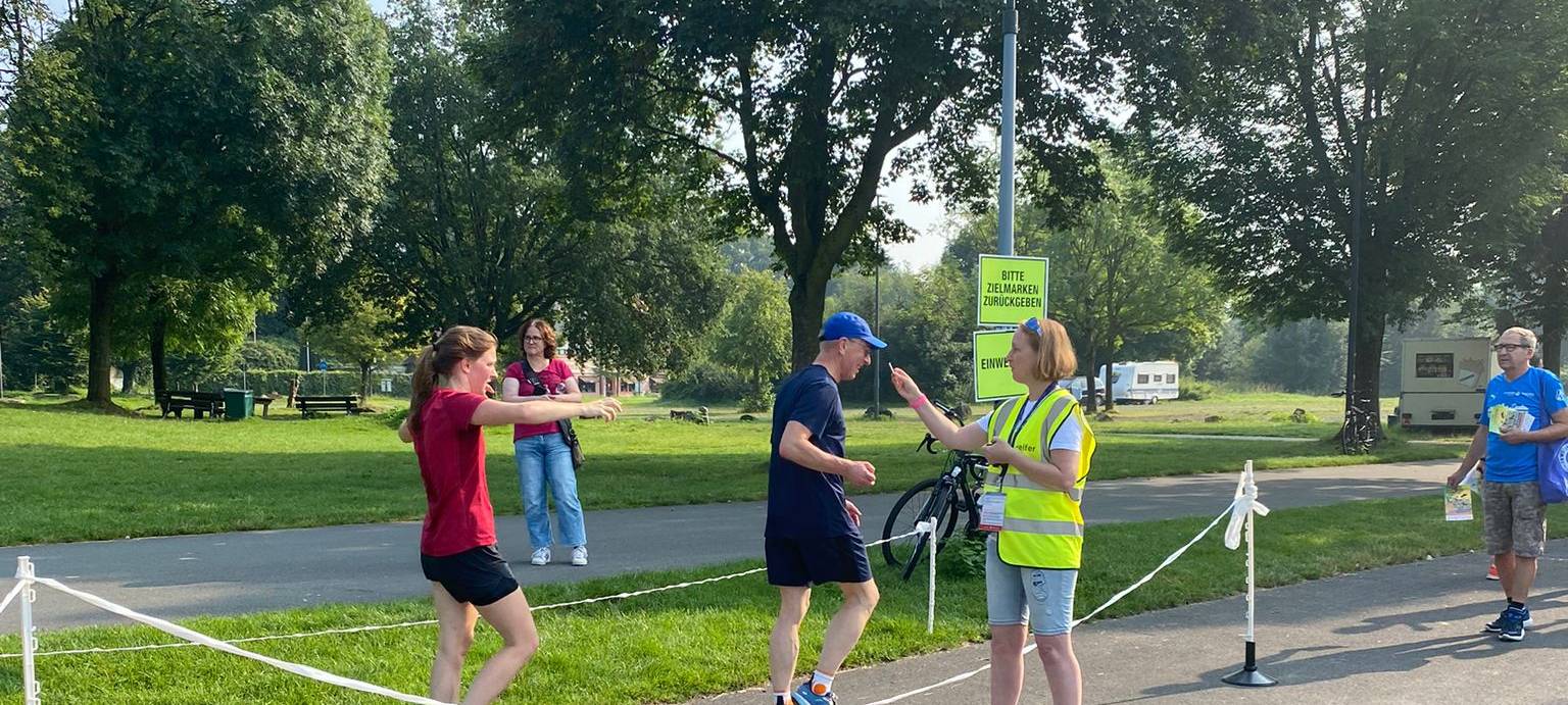 Betty ist heute mal freiwillige Herlferin im Ziel