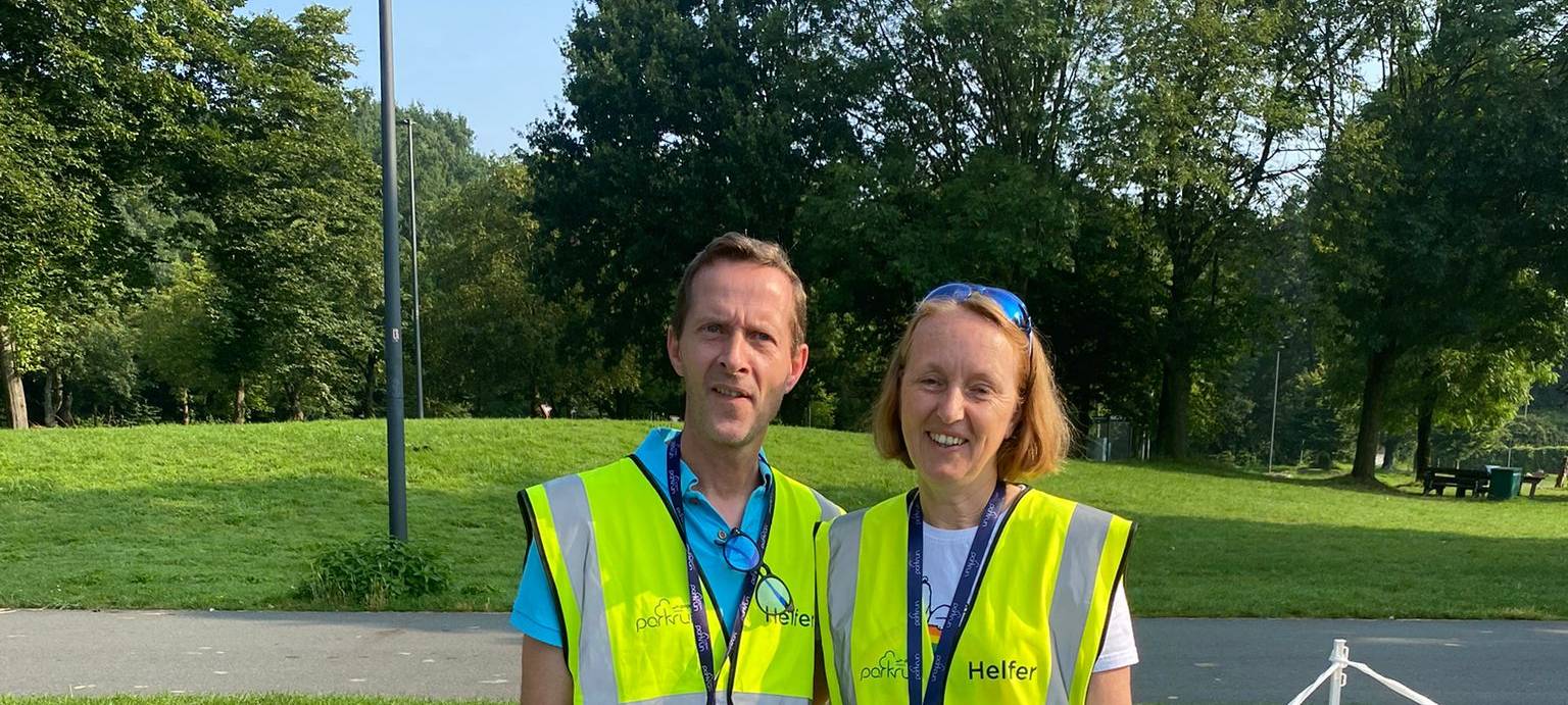 Die Parkrun Fans Micha und Betty helfen heute mal im Ziel, motivieren die Teilnehmer und nehmen die Zeit