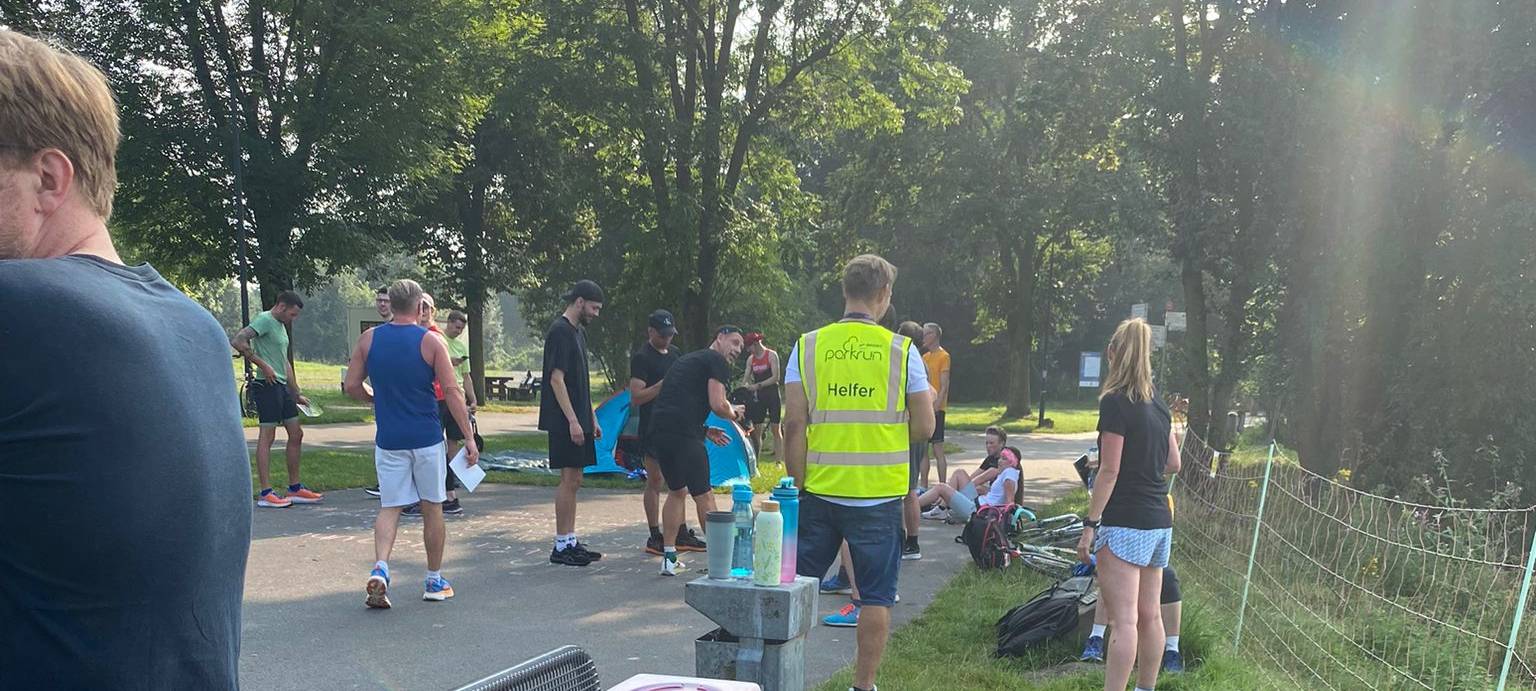 Das Parkrun Büfett für die Teilnehmer, mit ein paar Snacks, Kaffee und Wasser