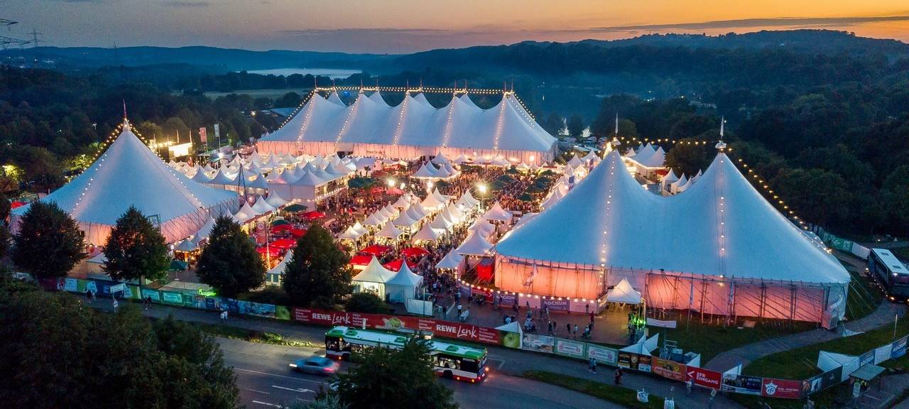 Zeltfestival bei Sonnenuntergang