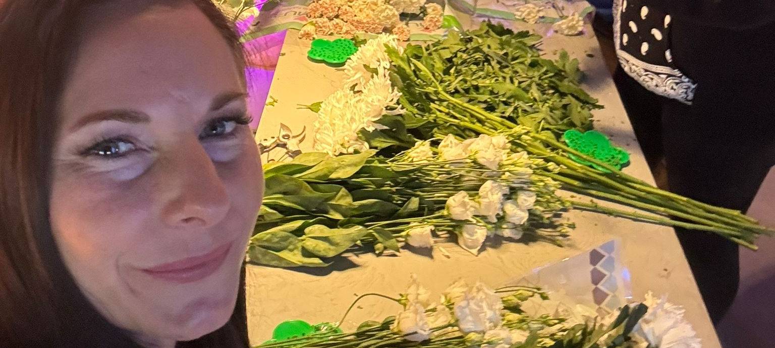 Morgenmacherin Kira Kosthorst beim Blumen entgrünen mit Floristin Kim, Braut Steffi und Hochzeitsplanerin Denise!