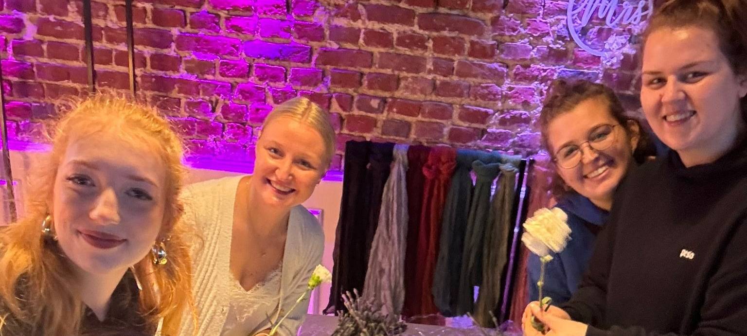 Morgenmacherin Kira Kosthorst beim Blumen entgrünen mit Floristin Kim, Braut Steffi und Hochzeitsplanerin Denise!