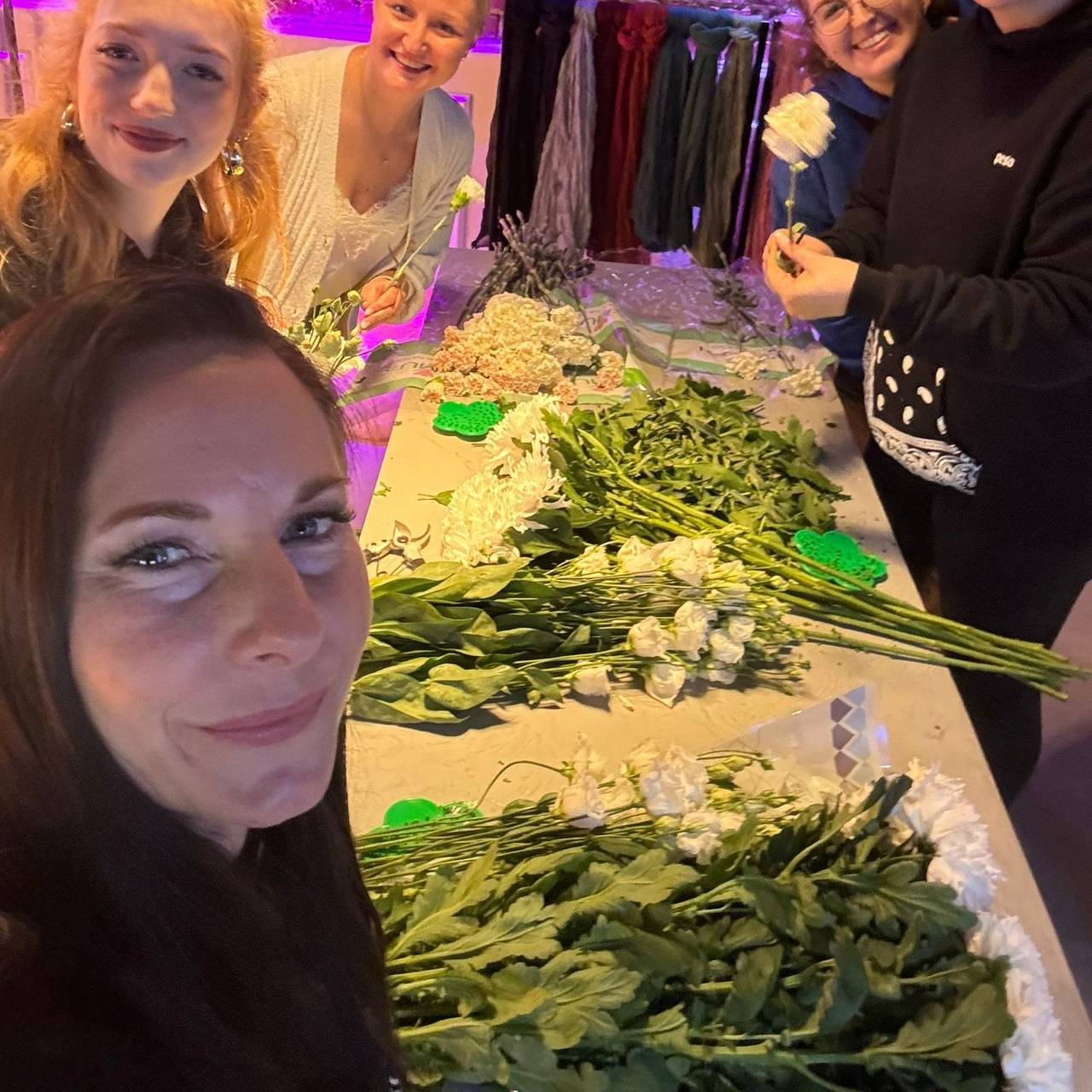 Morgenmacherin Kira Kosthorst beim Blumen entgrünen mit Floristin Kim, Braut Steffi und Hochzeitsplanerin Denise!