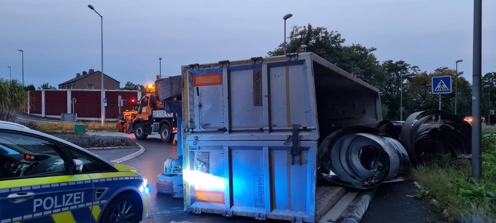Lkw in Bochum Stiepel umgekippt