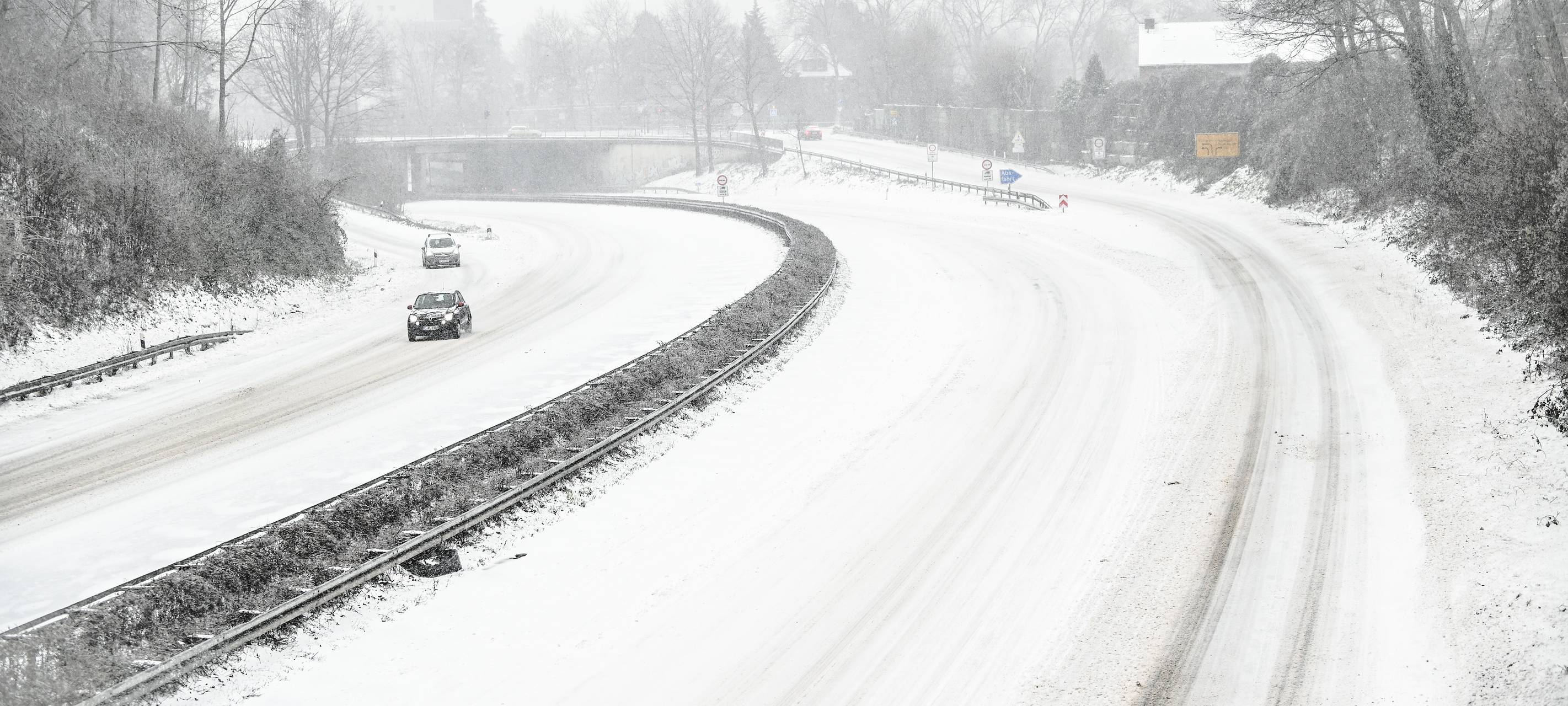 Start der Wintersaison auf den Autobahnen in Bochum