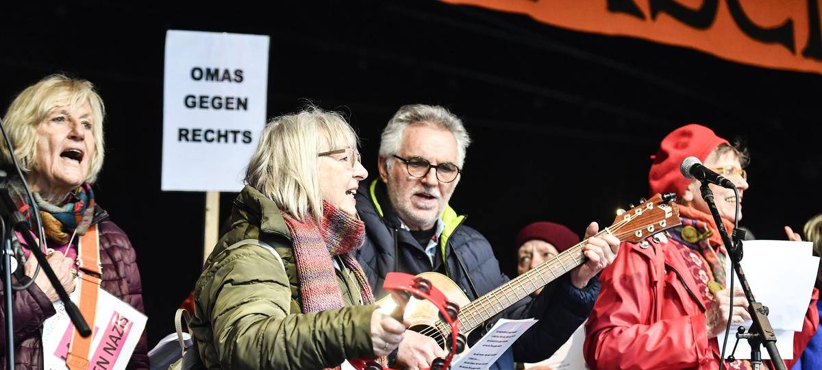 Bochumer "Omas gegen Rechts" warnen vor Populismus