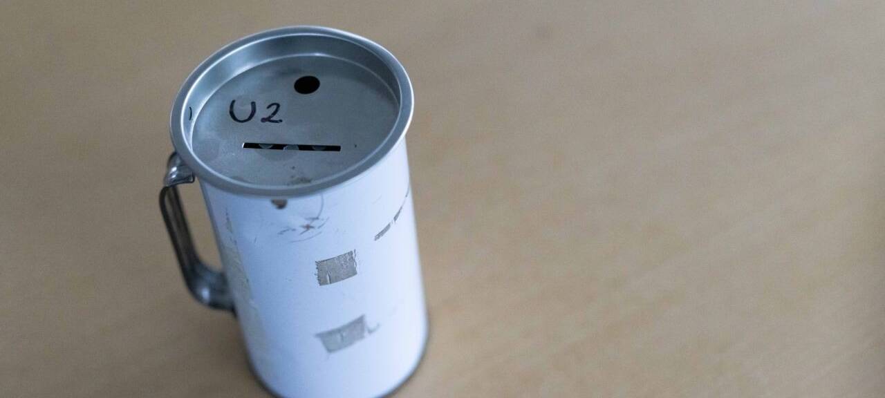 ILLUSTRATION - Eine Dose zum Sammeln von Spenden steht auf einem Tisch. In Vorweihnachtszeit wird besonders viel gespendet