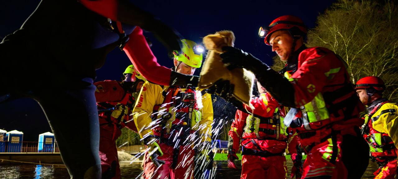 Beim Katastrophenschutz wie Hochwasser unterstützen ehrenamtliche Helfer und Helferinnen die Einsatzkräfte vor Ort.
