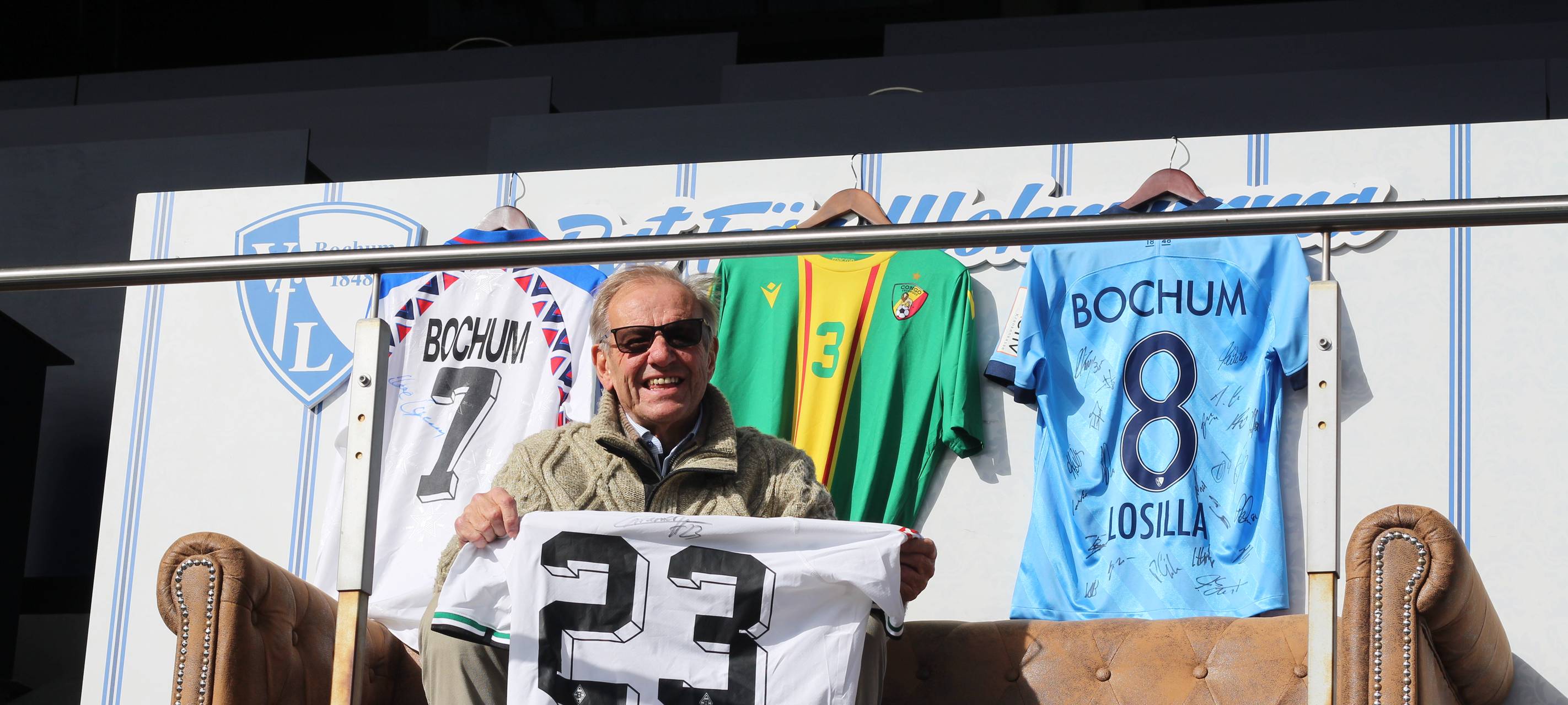 Günther Pohl versteigert über 80 Trikots zu Gunsten der Aktion Lichtblicke.