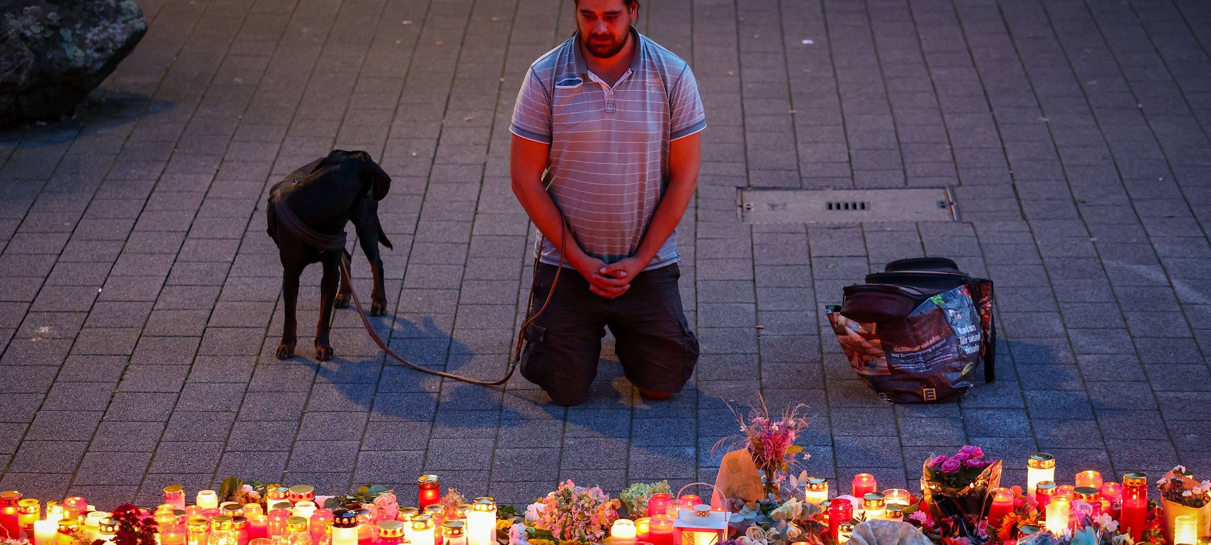Mann trauert nach nach dem Terror-Angriff in Solingen