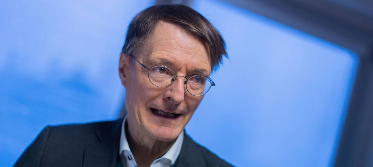 Bundesgesundheitsminister Karl Lauterbach steht in der Arztpraxis Praxis am Königsforst bei einer Demonstration der elektronischen Patientenakte