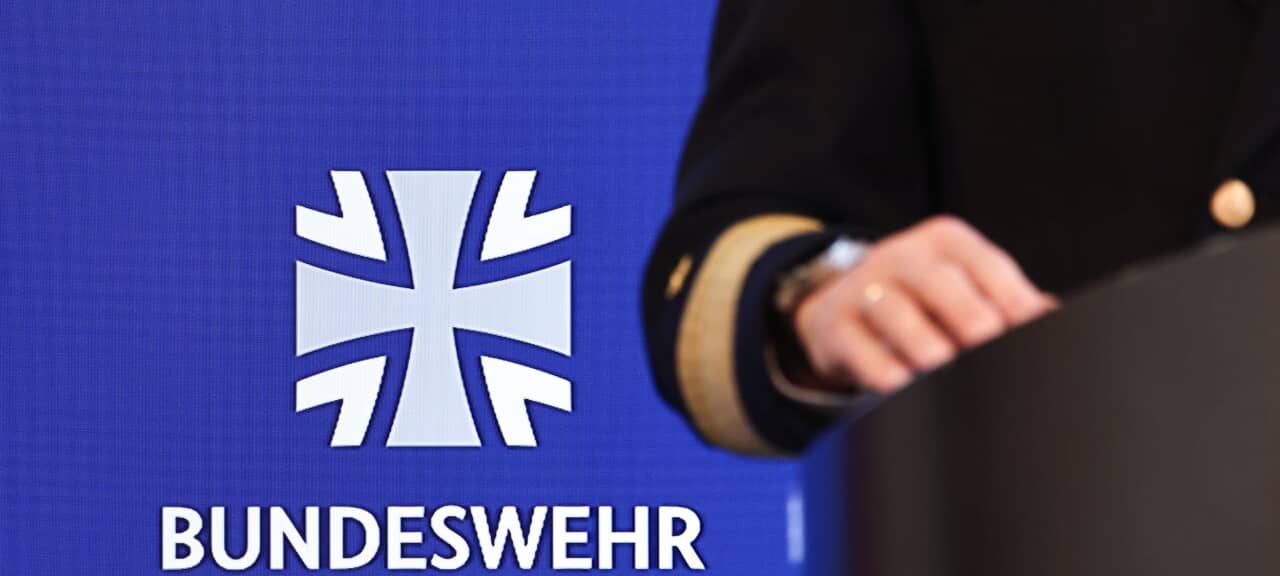 Blick auf ein Bundeswehr Schriftzug und Logo auf einem Monitor.