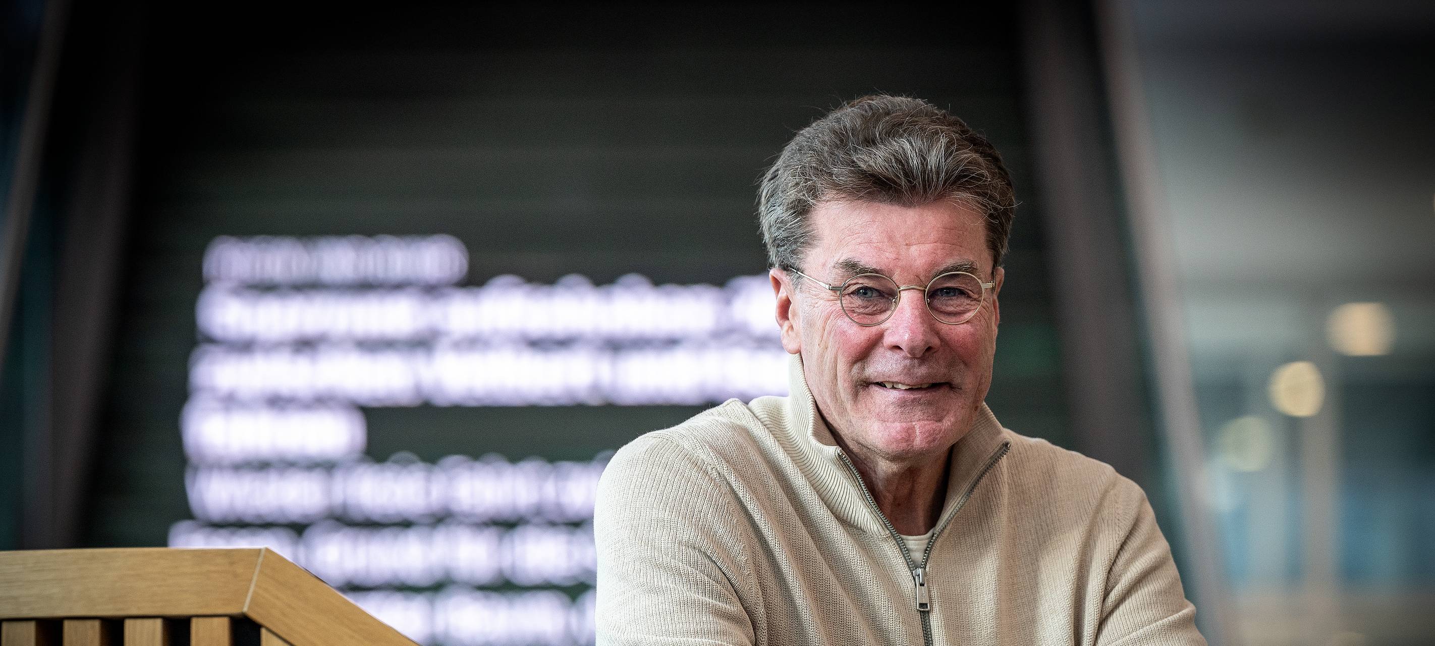 Hecking bleibt Trainer beim VfL Bochum - auch in Liga 2