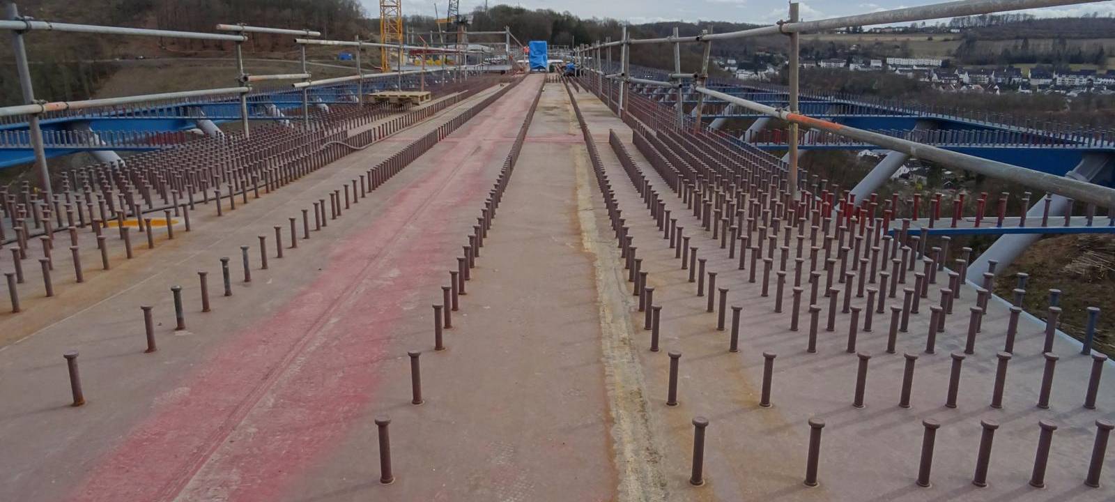 Der Bau der Talbrücke Rahmede ist auf dem Bild zu erkennen.