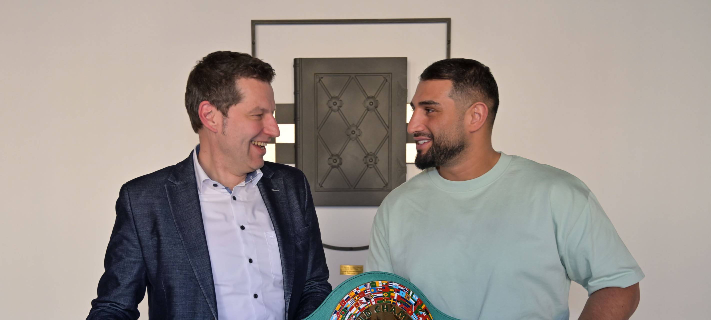 Box-Interimsweltmeister trägt sich ins Gästebuch der Stadt Bochum ein