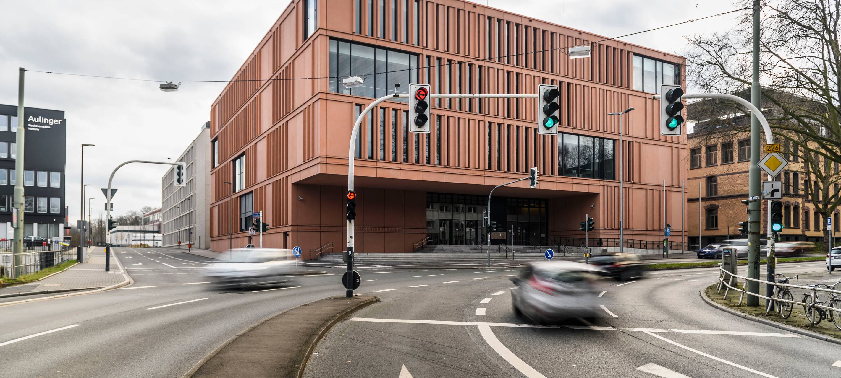 Autos fahren vor dem Landgericht Bochum