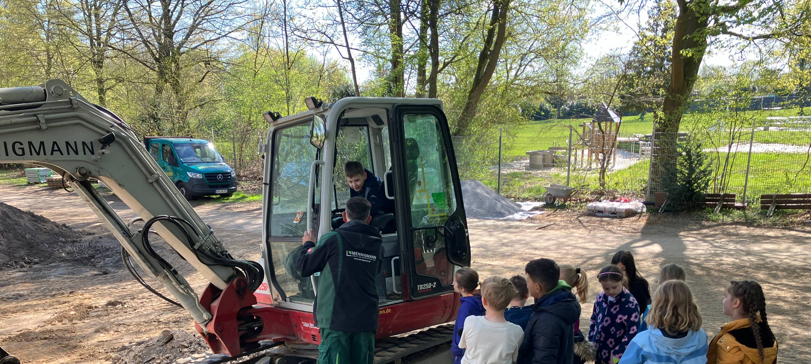 Bochum: Kinder erkunden die Spielplatzbaustelle an der Bramheide