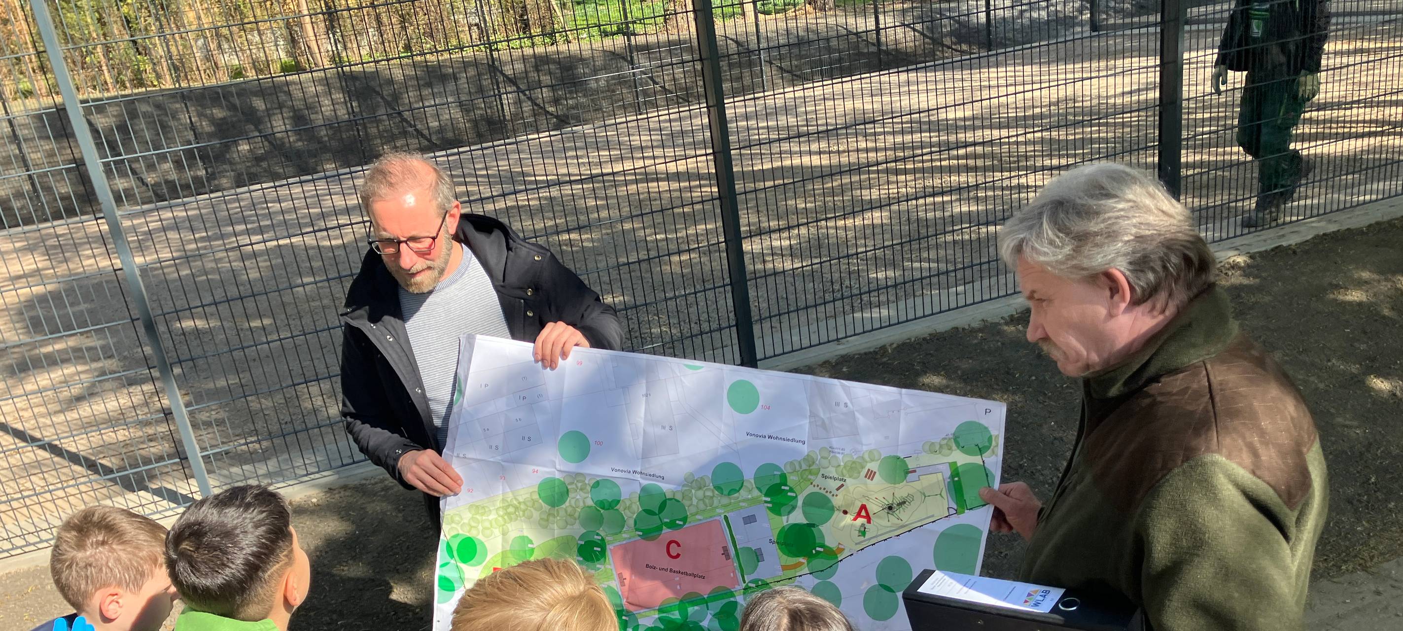 Bochum: Kinder erkunden die Spielplatzbaustelle an der Bramheide