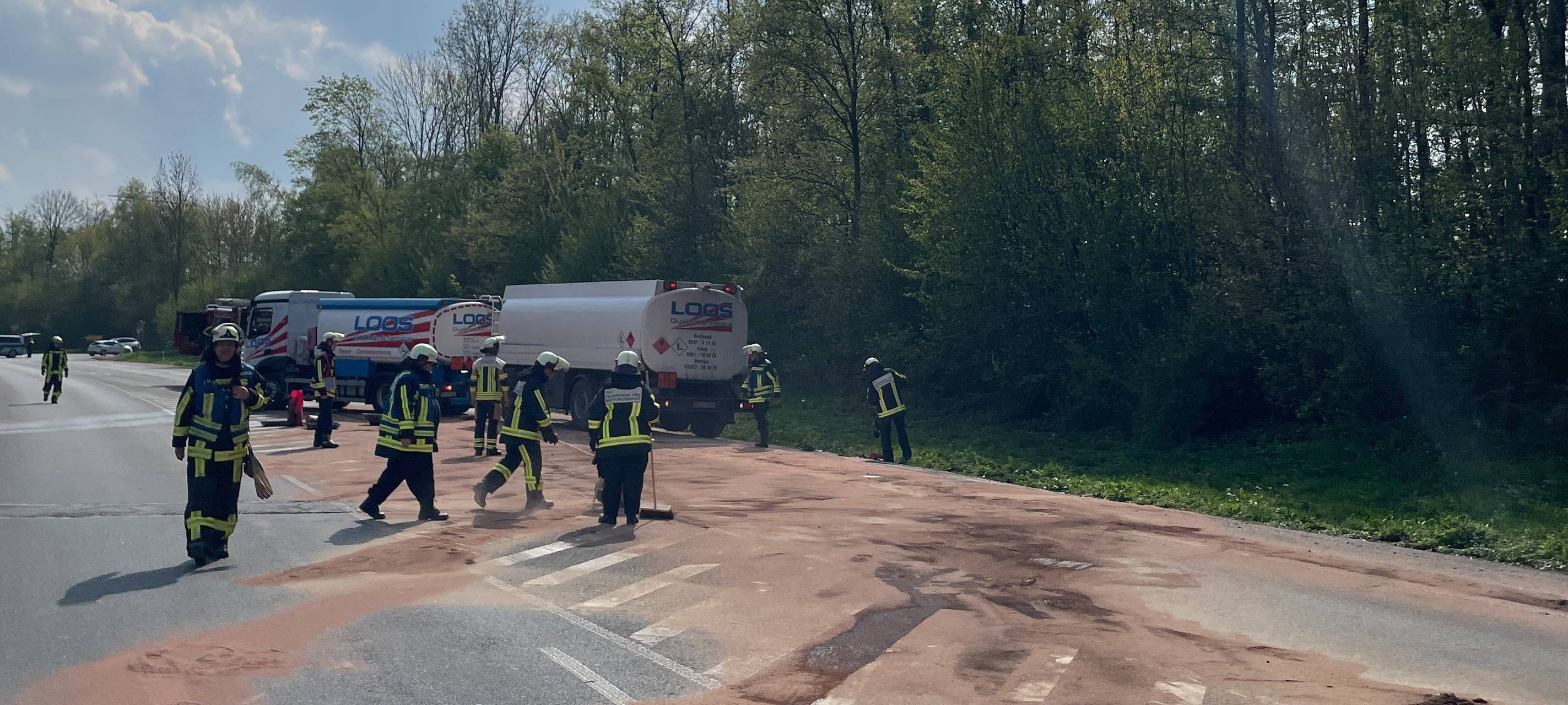 Bochum: Laster verliert Öl auf der Baroper Straße
